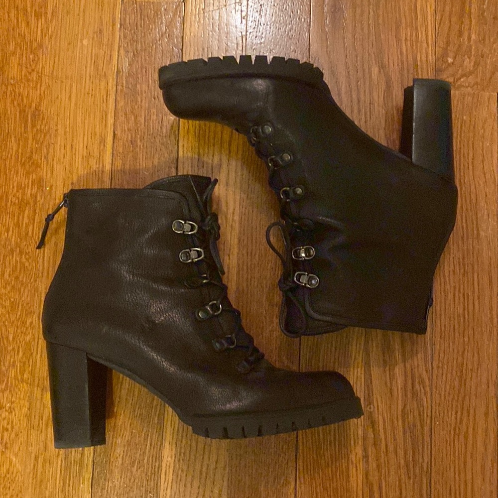Stuart Weitzman Mackinac lug sole bootie size 8. LIKE NEW!